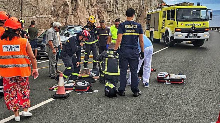 El personal sanitario atiende en plena carretera al ciclista nórdico.