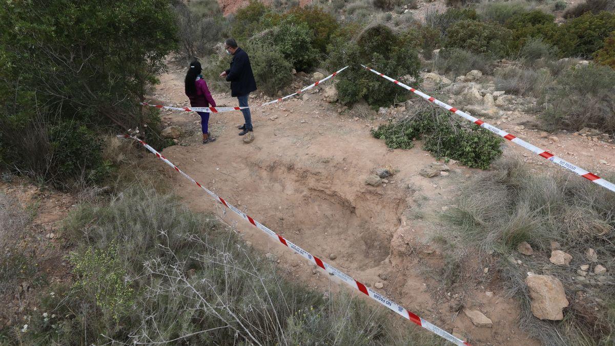 La fosa donde aparecieron los dos cuerpos el domingo, en un barranco de Elche.