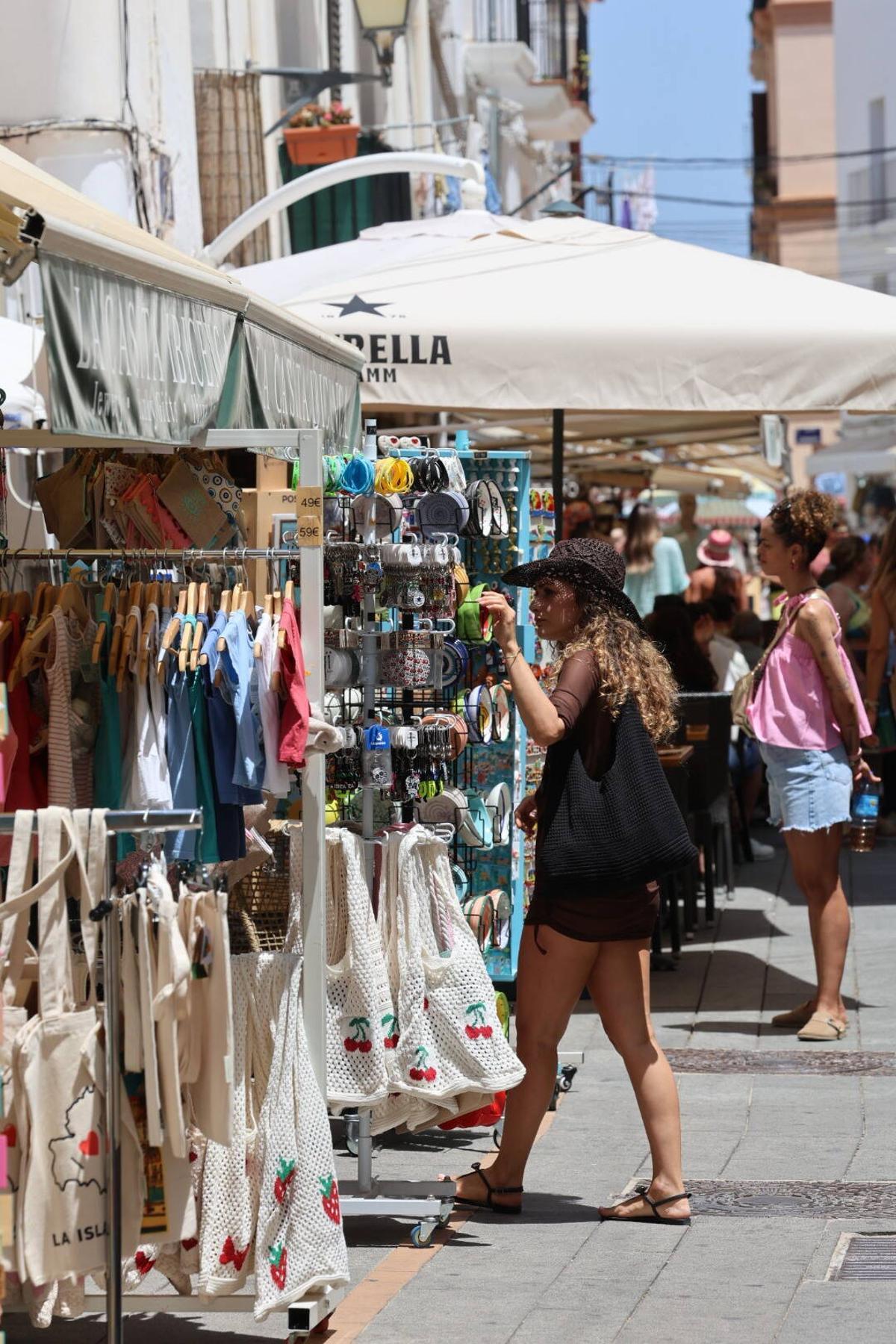 Galería: imágenes de turistas en puestos de 'souvenirs' de la Marina y Platja d'en Bossa.