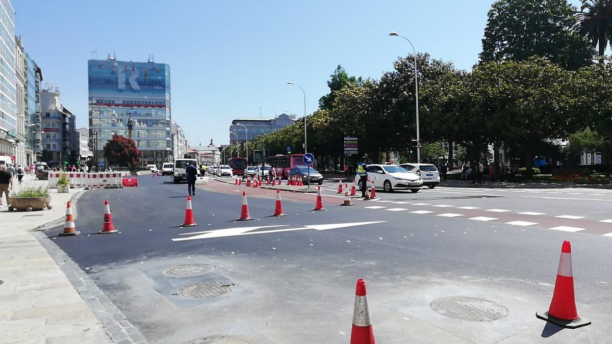 Solo dos carriles en los Cantones, uno por sentido, pegados a los jardines. Agentes regulan hoy el tráfico en la confluencia con Santa Catalina.