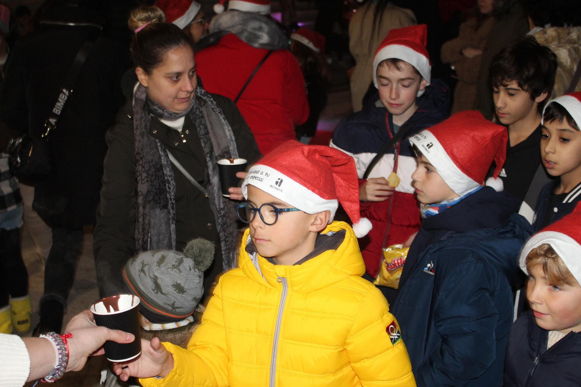 Villaviciosa 'descorcha' la Navidad con un brindis multitudinario