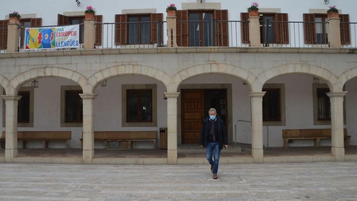 Mateu Puigròs, ayer, saliendo del consistorio ‘llorencí’ en su último día como alcalde. | BIEL CAPÓ