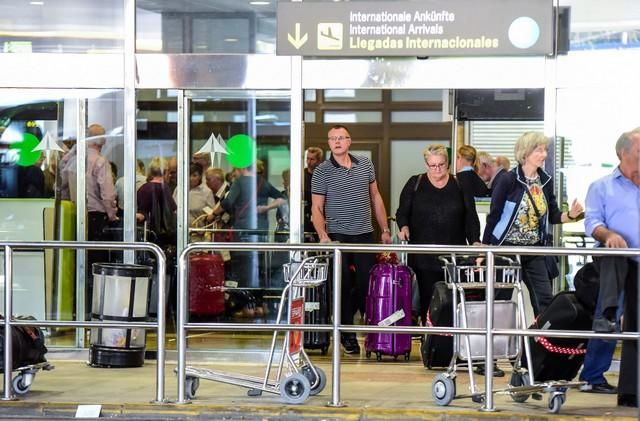 Llegada y salida de turistas en el aeropuerto