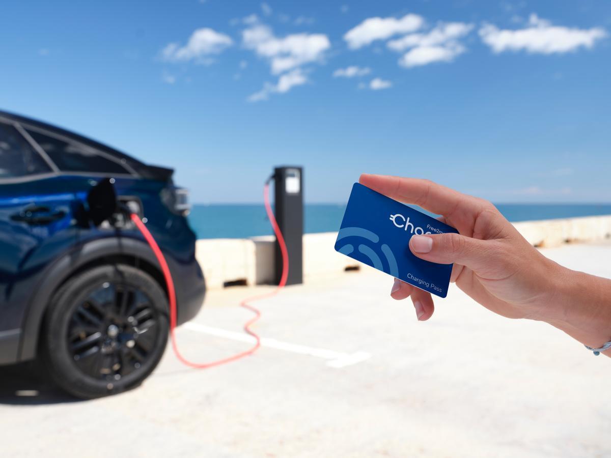 Para recargar electricidad con la suficiente inmediatez, los nuevos ë-C4 y ë-C4 X pueden conectarse a puntos de carga rápidos de 100 kW