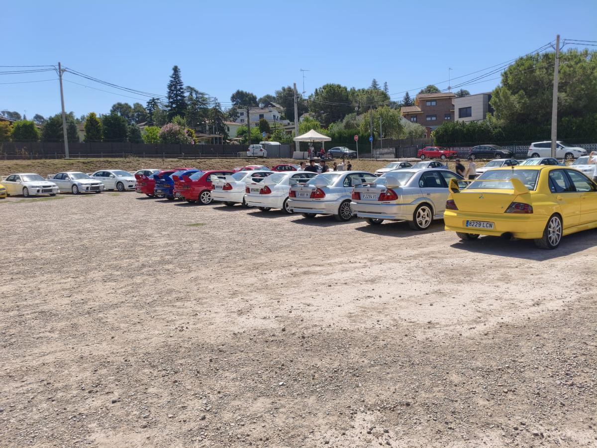 Exposició de Mitsubishi Lancer Evolution al parquing de sorra de la Piscina Municipal i Centre Cívic de Castellnou