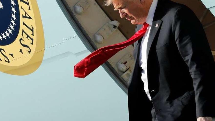 Trump baja del avión presidencial en el aeropuerto de Florida. // Reuters