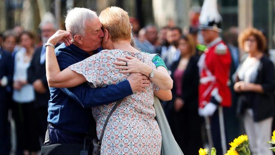 Els familiars de les víctimes protagonitzen l&#039;ofrena floral a la Rambla