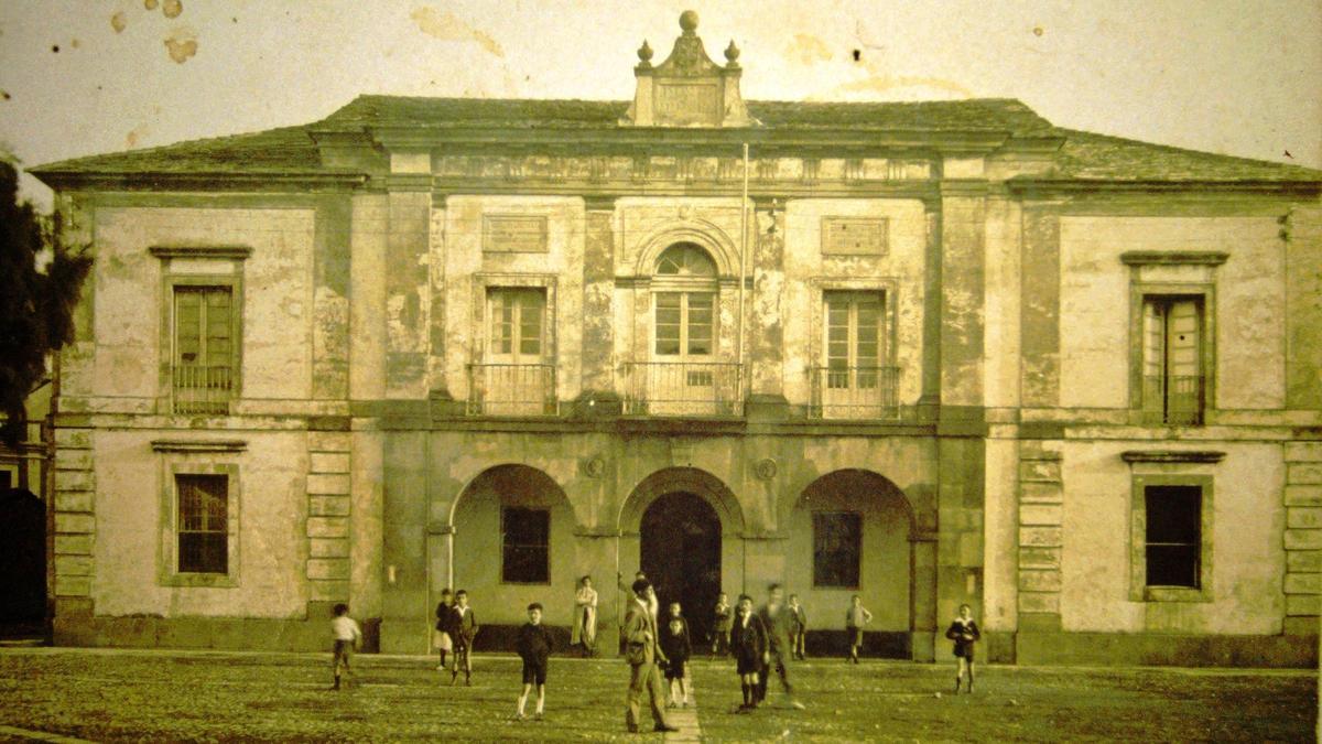 Fachada principal del instituto a principios del siglo XX.