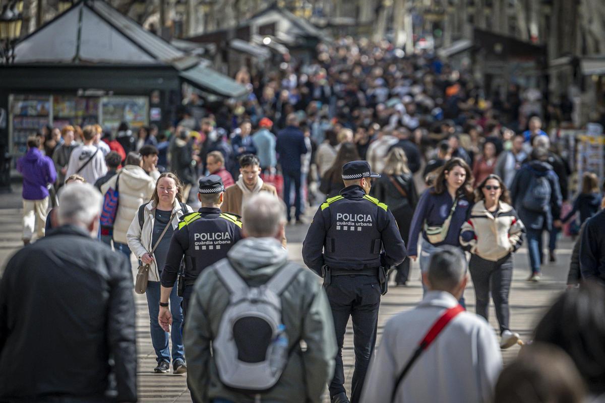 Una patrulla de la Guàrdia Urbana patrullando por las Ramblas de Barcelona