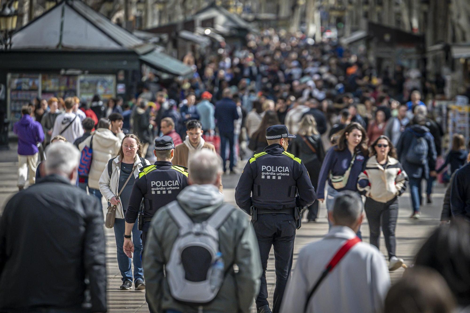 Una patrulla de la Guàrdia Urbana patrullando por las Ramblas de Barcelona