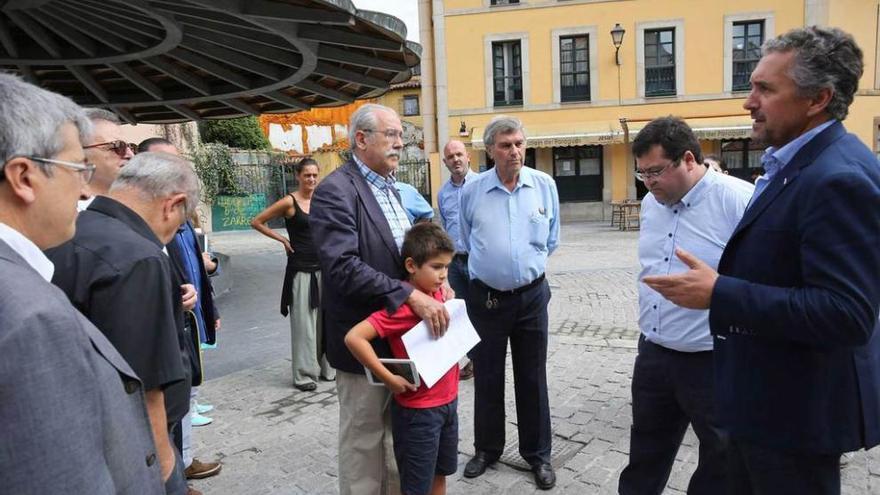 Por la derecha, Luis Zaragoza, Luis Pacho, Juan García y Ramón del Fresno, ayer, en la plaza del Paraguas, durante la reunión sobre el futuro del Oviedo antiguo.