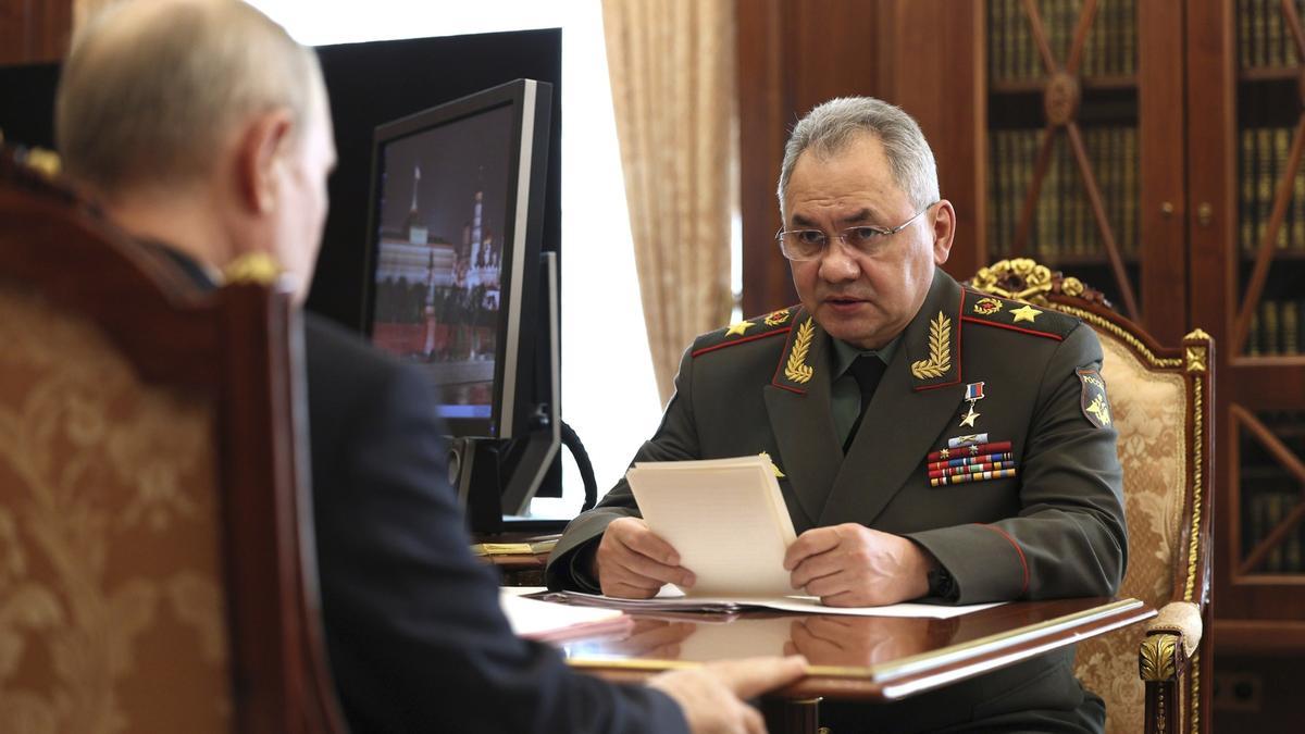 Archivo - El ministro de Defensa de Rusia, Sergei Shoigu, durante una reunión con el presidente Vladimir Putin