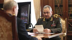 Archivo - El ministro de Defensa de Rusia, Sergei Shoigu, durante una reunión con el presidente Vladimir Putin