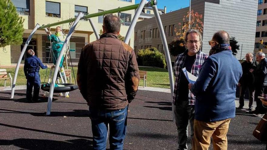 Francisco Guarido visita el parque de Las Viñas, donde fue robado un columpio para niños con movilidad reducida.