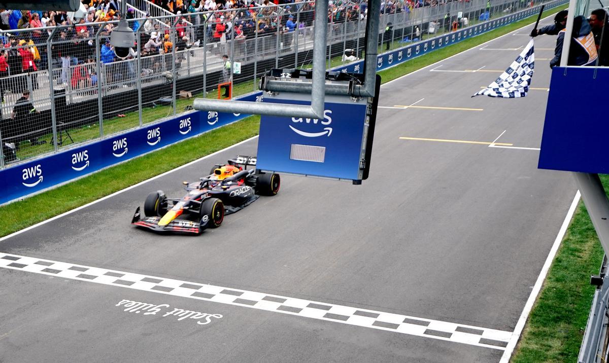 Montreal (Canada), 09/06/2024.- Red Bull Racing driver Max Verstappen of Netherlands crosses the finish line to win the Formula One Grand Prix of Canada, in Montreal, Canada, 09 June 2024. (Fórmula Uno, Países Bajos; Holanda) EFE/EPA/SHAWN THEW / POOL