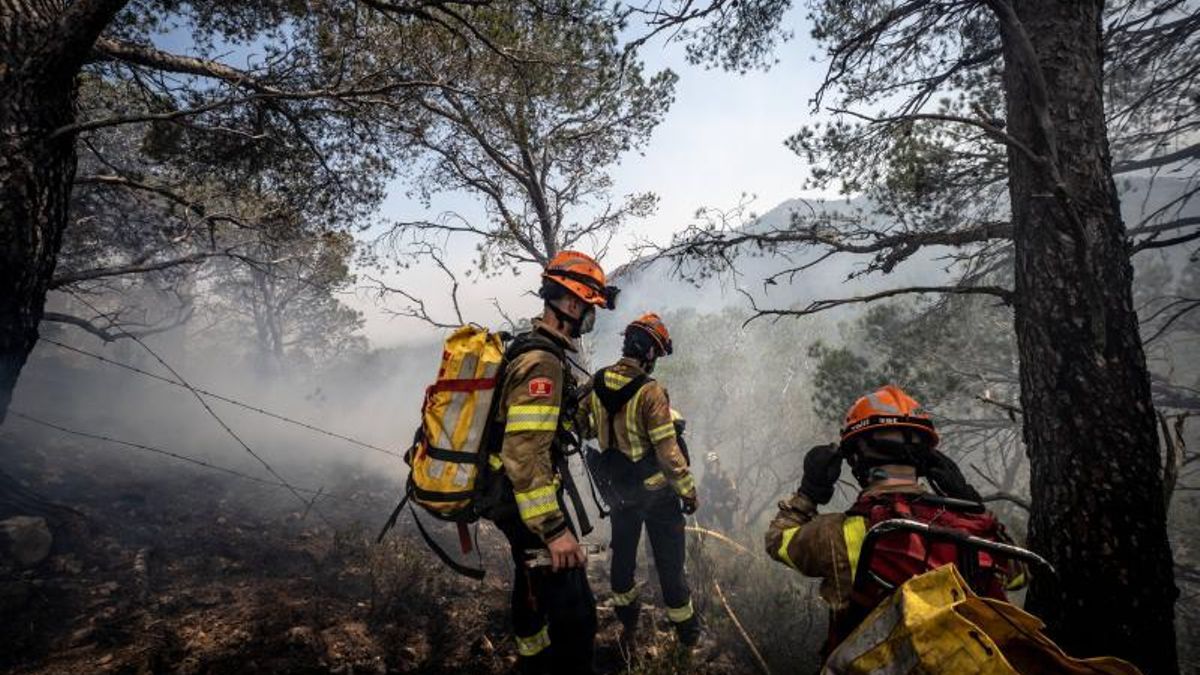 Bombers de la Generalitat en las tareas de extinción del incendio de Paüls (Baix Ebre), este martes por la tarde.