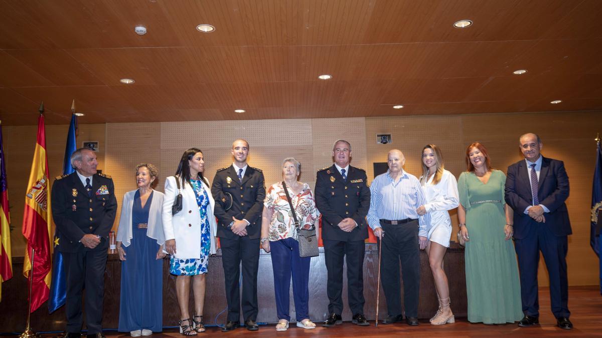 José Luis Santafé, nuevo jefe de Policía, rodeado por su familia.