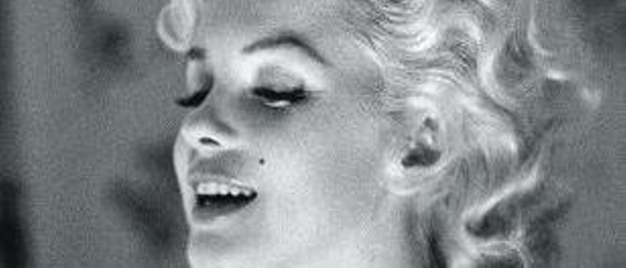 En 1952, Marilyn Monroe convirtió el perfume en leyenda en una entrevista en la revista ‘Life’ en la que dijo que para dormir solo se ponía “Chanel Nº5”

Sobre estas líneas  y a la derecha, Suzy Parker, fotografiada por Richard Avedon, y ‘mademoiselle’  Coco Chanel.