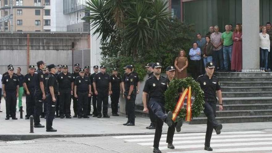 Agentes, en el acto de homenaje a los fallecidos.