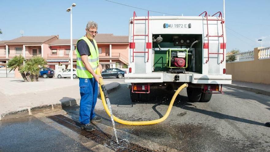 Mazarrón limpia sus calles por si llega la gota fría