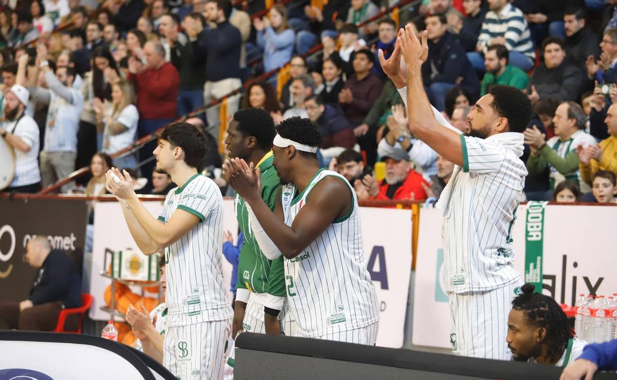 Varios jugadores del Coto Córdoba celebran una acción de su equipo en un partido de esta temporada.