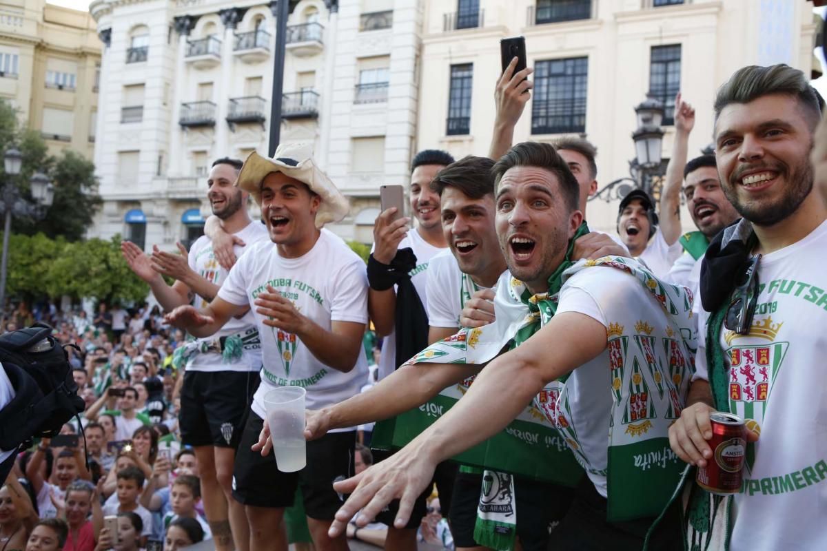 El Córdoba CF Futsal celebra el ascenso en Las Tendillas