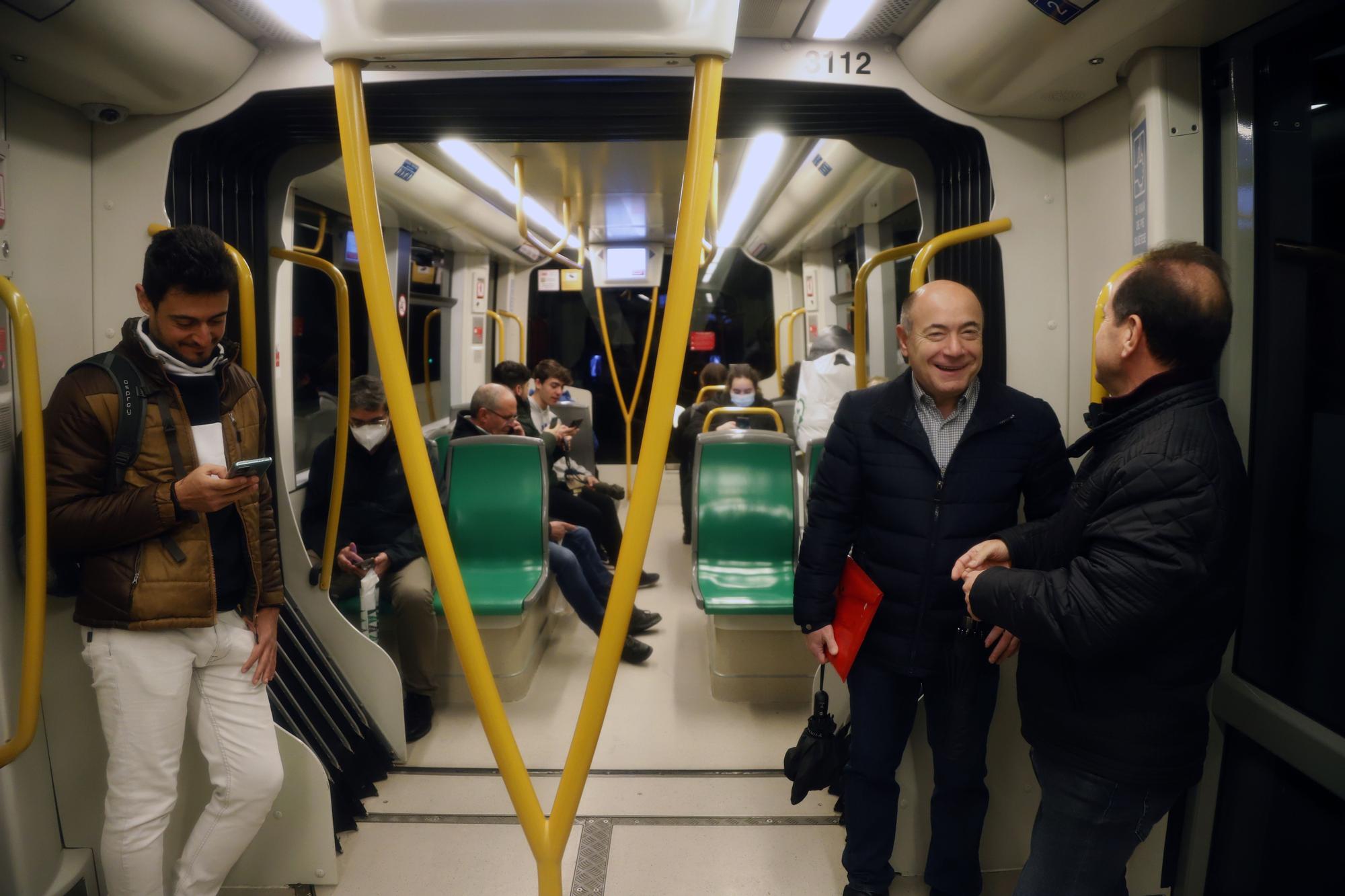 Málaga, el primer día sin mascarillas en el transporte público, en imágenes