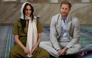 Meghan Markle se pone el velo para visitar la mezquita más antigua de Sudáfrica