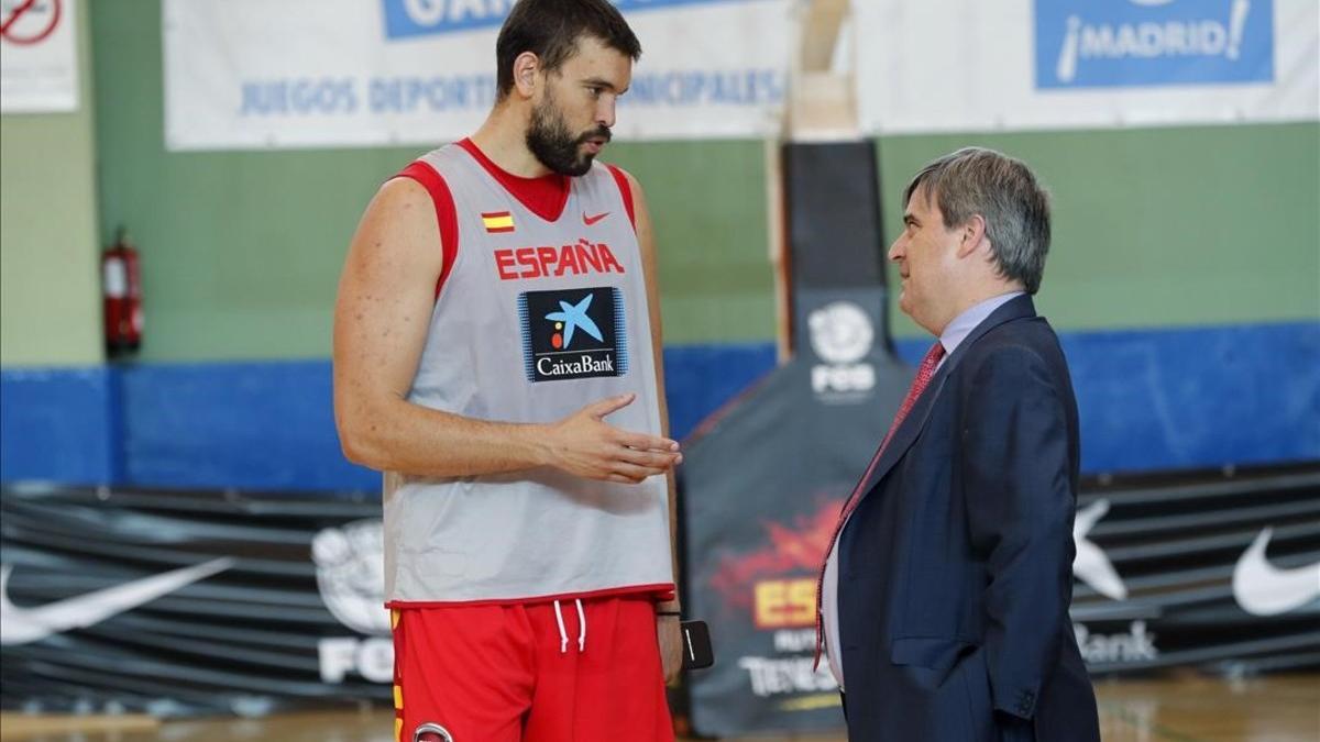 Marc Gasol conversa con Miguel Cardenal el pasado día 11 en la concentración de la selección