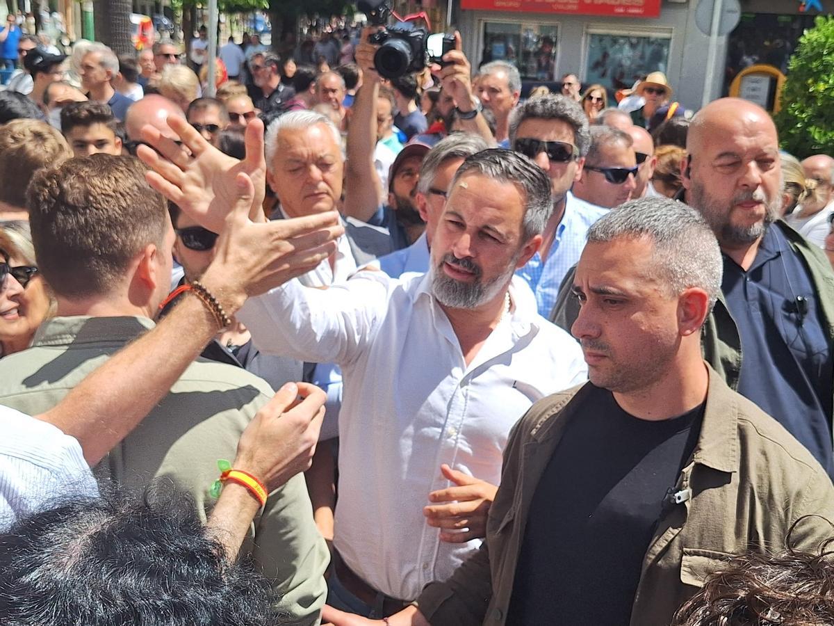 Abascal saluda a un pontanés este martes en su visita a la localidad.