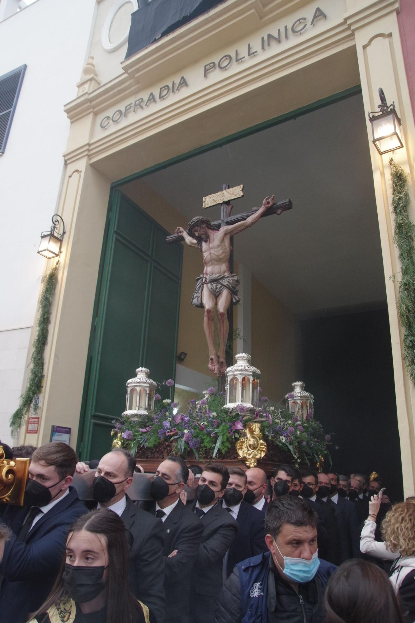 El Cristo de la Victoria, de la Santa Cruz, en su primera vez salida por las calles de Málaga, la XIII Estación