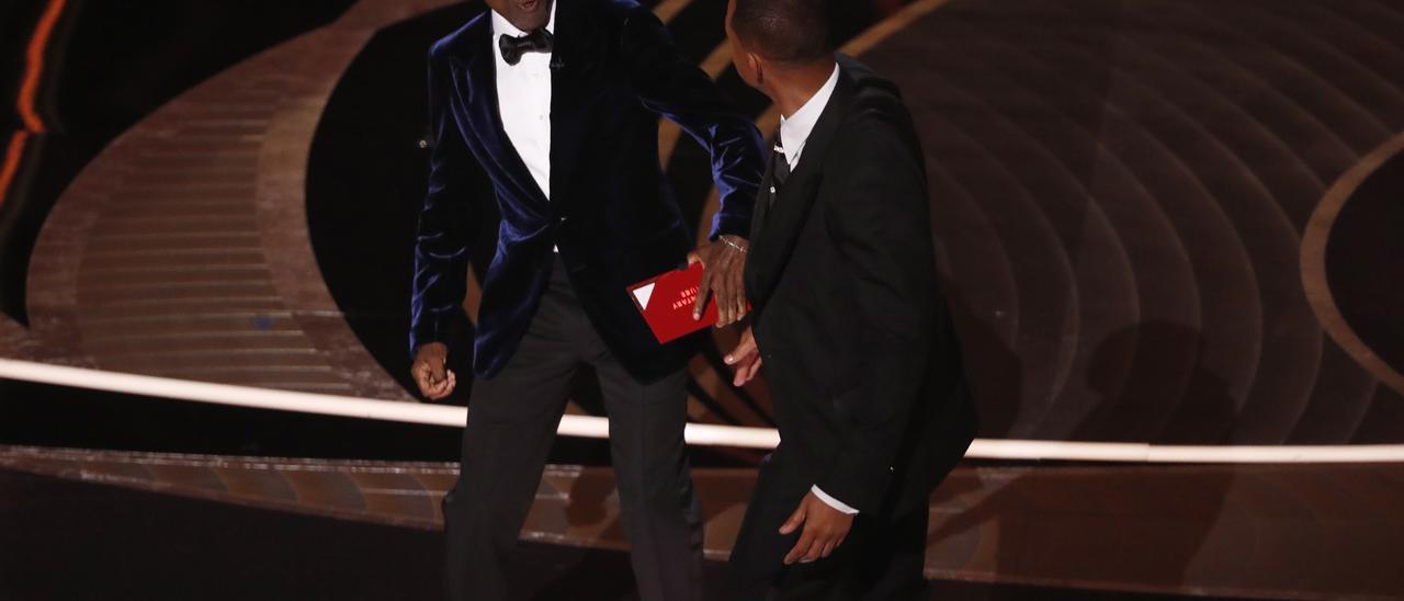 El bofetón de Will Smith a Chris Rock protagoniza los Oscar 2022