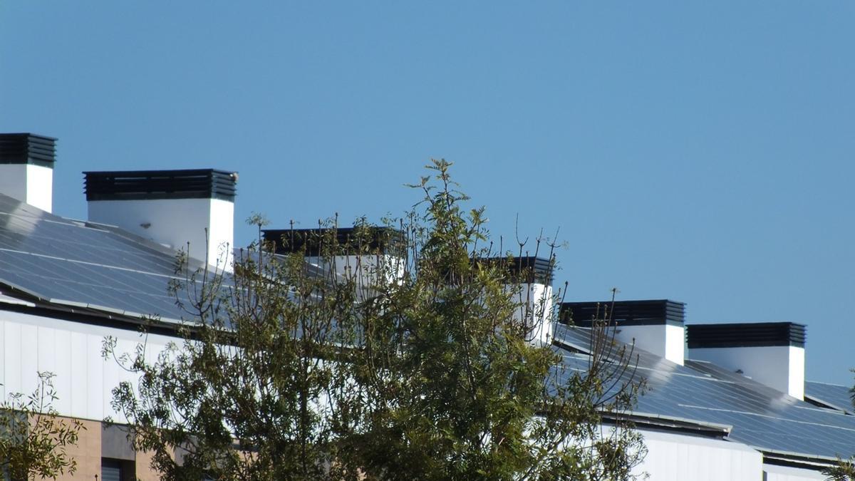 Placas solares en un edificio residencial.