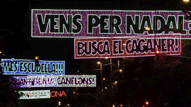 Llums de Nadal d’autor, amb frases típiques, a Barcelona. | JOSBEL A. TINOCO