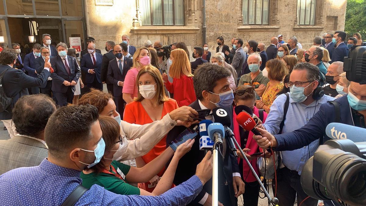 Carlos Mazón, junto a Mª José Catalá, a la salida del Palau.