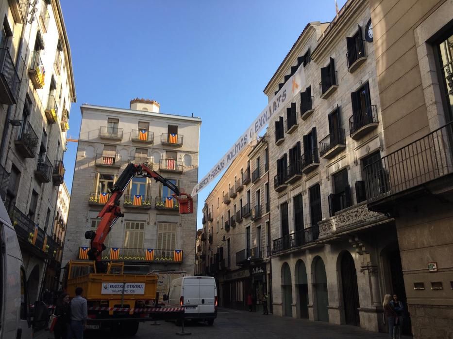 Pengen la pancarta en suport dels presos davant de l'Ajuntament de Girona