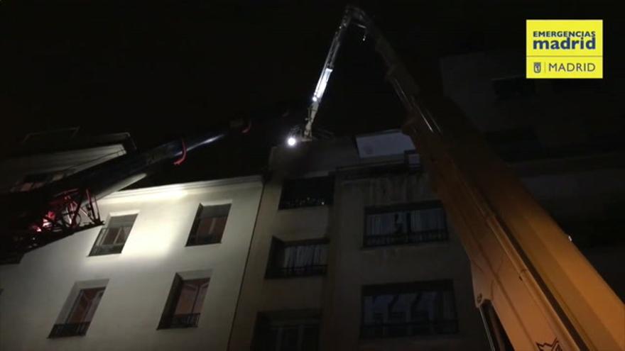 Una grúa permite desmontar las zonas inestables del edificio derrumbado en Madrid