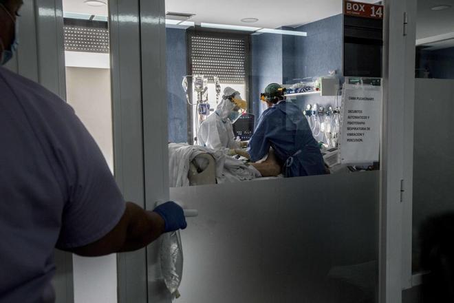 Las UCI mantienen la batalla para sacar adelante a pacientes que llevan ya dos meses ingresados