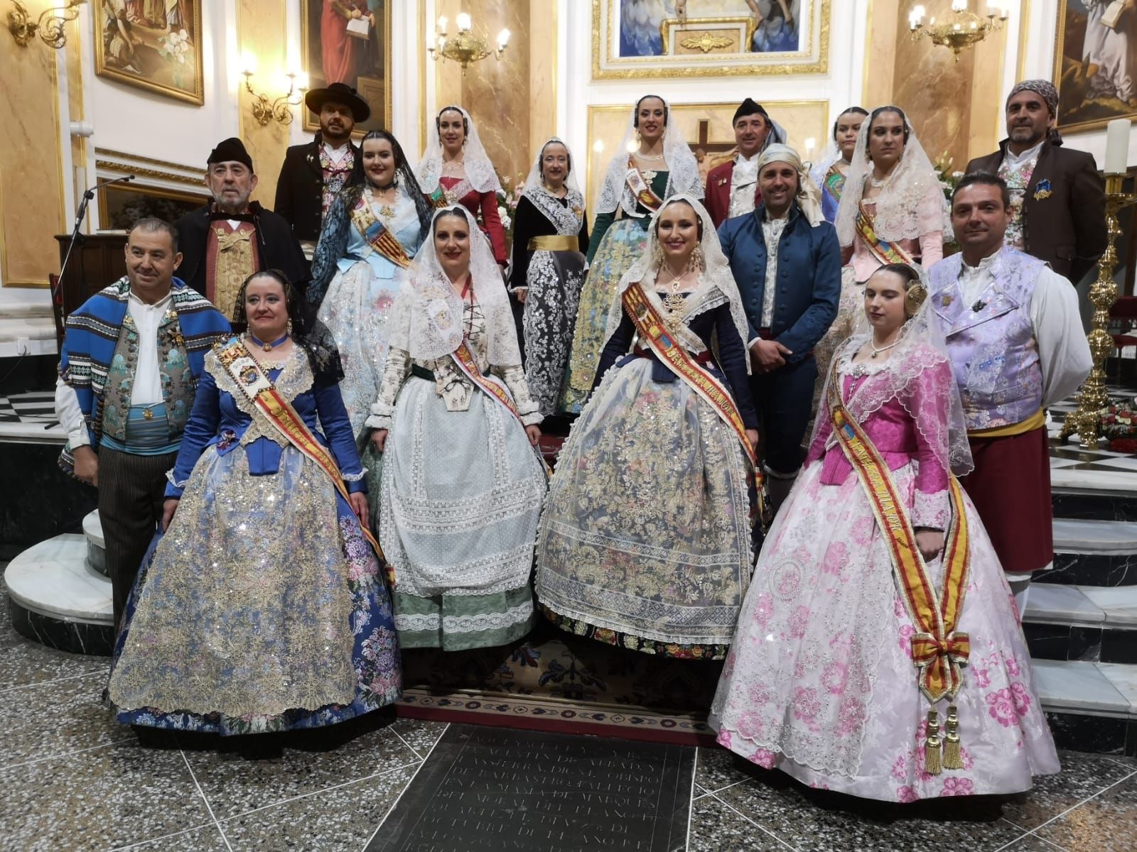 Las seis comisiones de Riba-roja de Túria celebran la Ofrenda a la Mare de Déu dels Desamparats