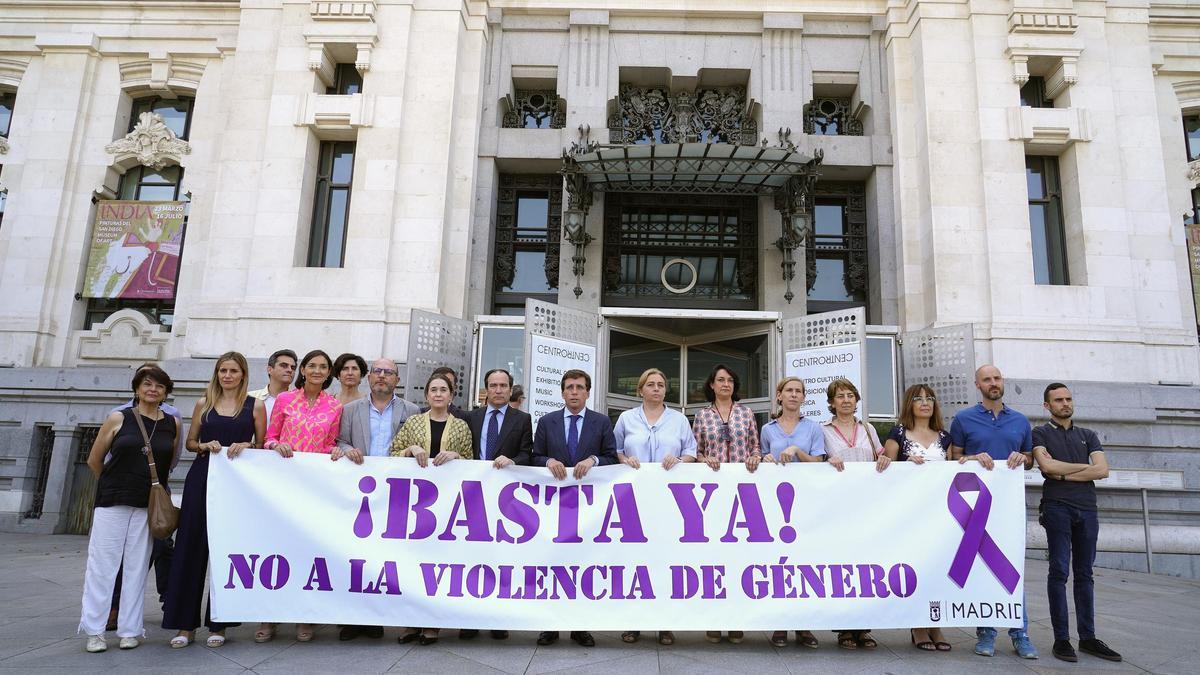 Archivo - Minuto de silencio frente al Ayuntamiento de Madrid contra la violencia machista.