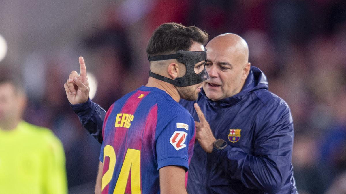 Eric García atento a los consejos de De La Fuente durante el partido contra el Athletic de Bilbao en el Camp Nou