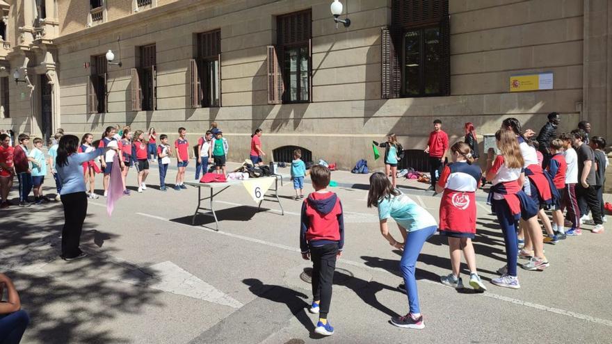 Un grupo de niños jugando al pañuelo en el centro de Huesca.  | AYUNTAMIENTO DE HUESCA