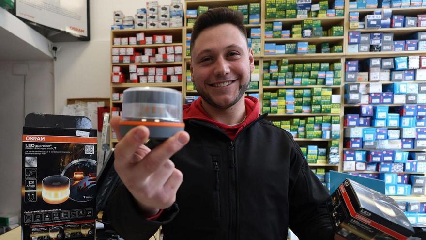 El establecimiento Recambios Vilela vende una decena de balizas diaria.