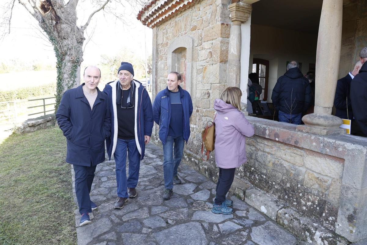 Por la izquierda, Pablo León, Bernardo Santaeugenia y Alejandro Rionda, ayer, en el exterior de la iglesia de Santa María Magdalena, en la parroquia de Ruedes.