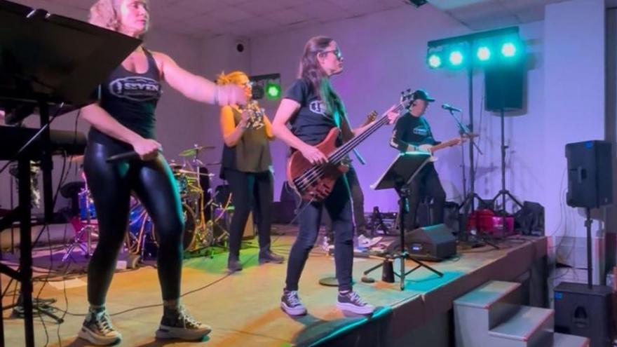 Novillas disfrutó de la actuación del grupo Seven.