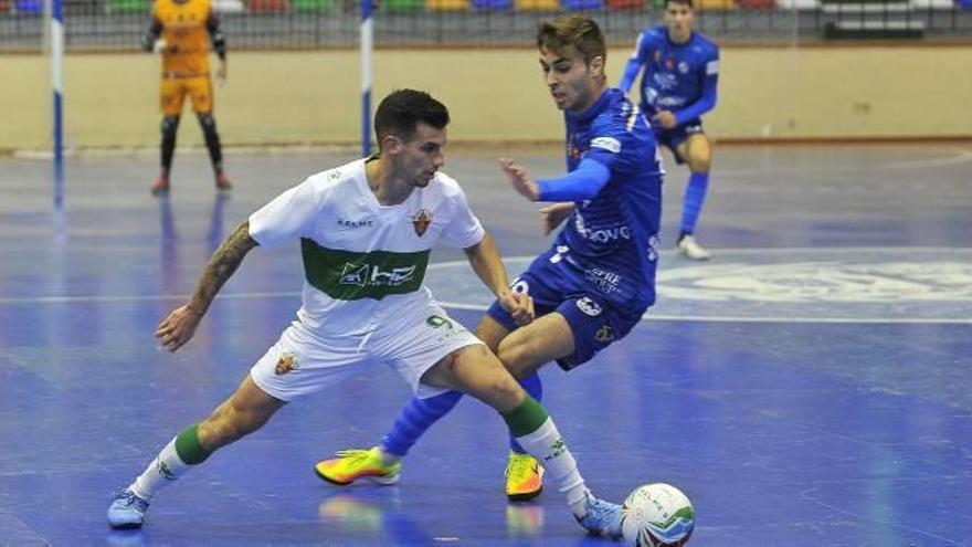 Un instante del último partido del Elche Axa Hita Port.