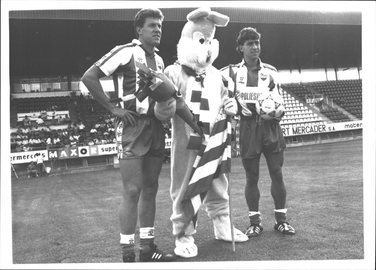 Al costat del seu compatriota, Peter Vermes, i de la mascota, a Vilatenim