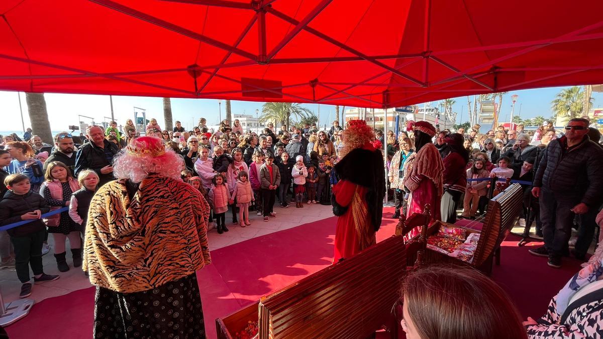 Los pequeños han rodeado a los Reyes Magos en Santa Pola y han conversado con ellos