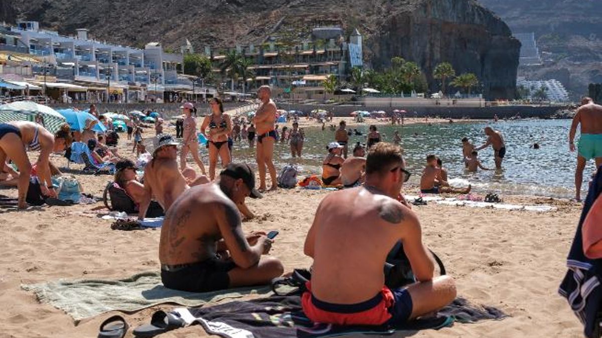 Bañistas disfrutan de un día de playa en la localidad grancanaria de Mogán.