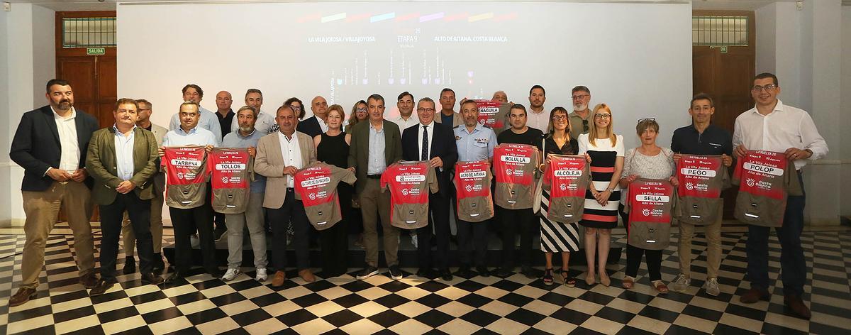 Foto de familia con las autoridades presentes en la presentación de la etapa alicantina de la Vuelta